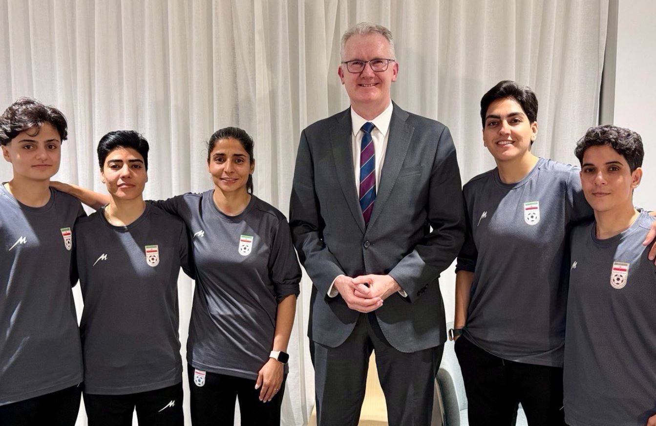 Fotbaliste iraniene care au refuzat imnul, refugiate în Australia, cu sprijin politic internațional Australia a acordat azil politic și vize umanitare pentru cinci jucătoare de fotbal din Iran, după ce sportivele au solicitat protecție, temându-se pentru siguranța lor la întoarcerea în țară