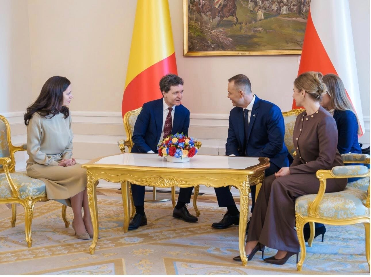 Mirabela Grădinaru, comparată cu kate middleton după o vizită oficială în polonia Apariția vestimentară a Mirabelei Grădinaru la o vizită oficială în Polonia a generat reacții pozitive în mediul online, mulți utilizatori remarcând eleganța ținutei și comparând-o cu stilul Prințesei de Wales, Kate Middleton