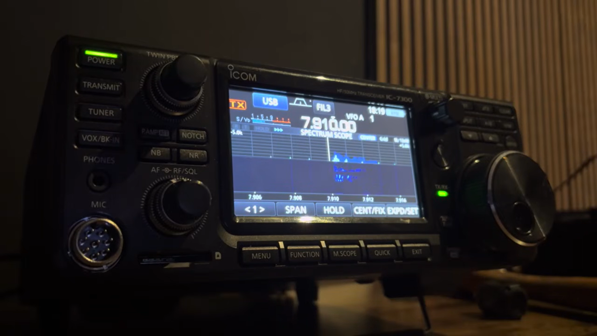 Radioamatorii români, în vizorul unor transmisiuni misterioase în persană București – Un fenomen straniu a captivat atenția radioamatorilor din întreaga lume, inclusiv pe cea a pasionaților din România: interceptarea unor stații de numere care emit mesaje codate