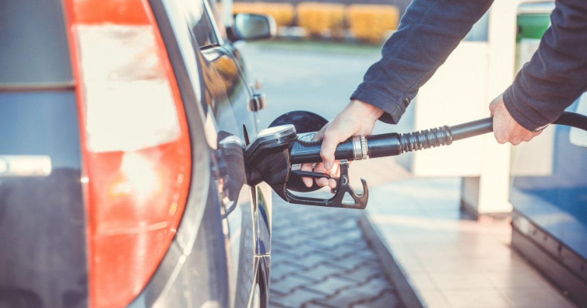 Guvernul analizează noi măsuri pentru limitarea prețului carburanților București – Guvernul României a luat în calcul noi măsuri pentru a stopa creșterea prețului carburanților, după ce prețurile la pompă au continuat să crească în ciuda intervențiilor anterioare