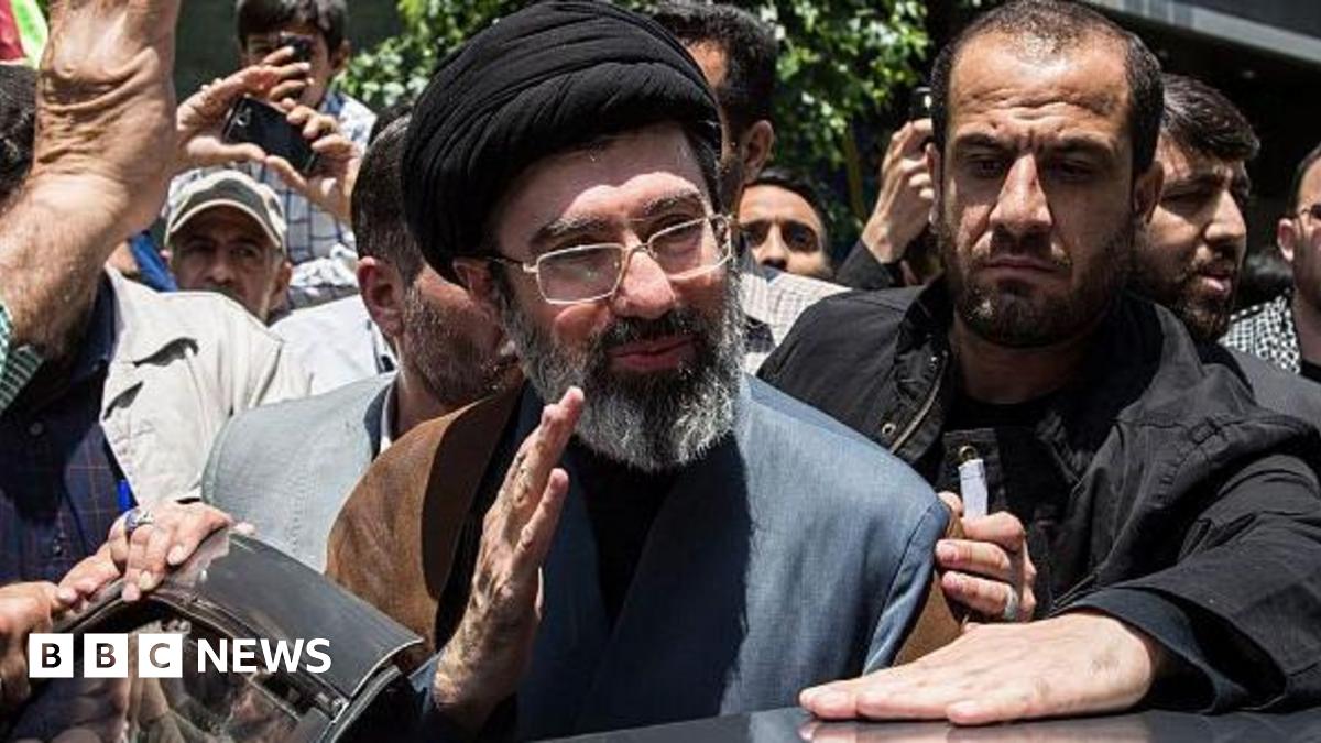 Cine este Mojtaba Khamenei, fiul liderului suprem iranian? Mojtaba Khamenei, fiul liderului suprem iranian Ali Khamenei, este o figură despre care se vorbește mult în culisele puterii de la Teheran