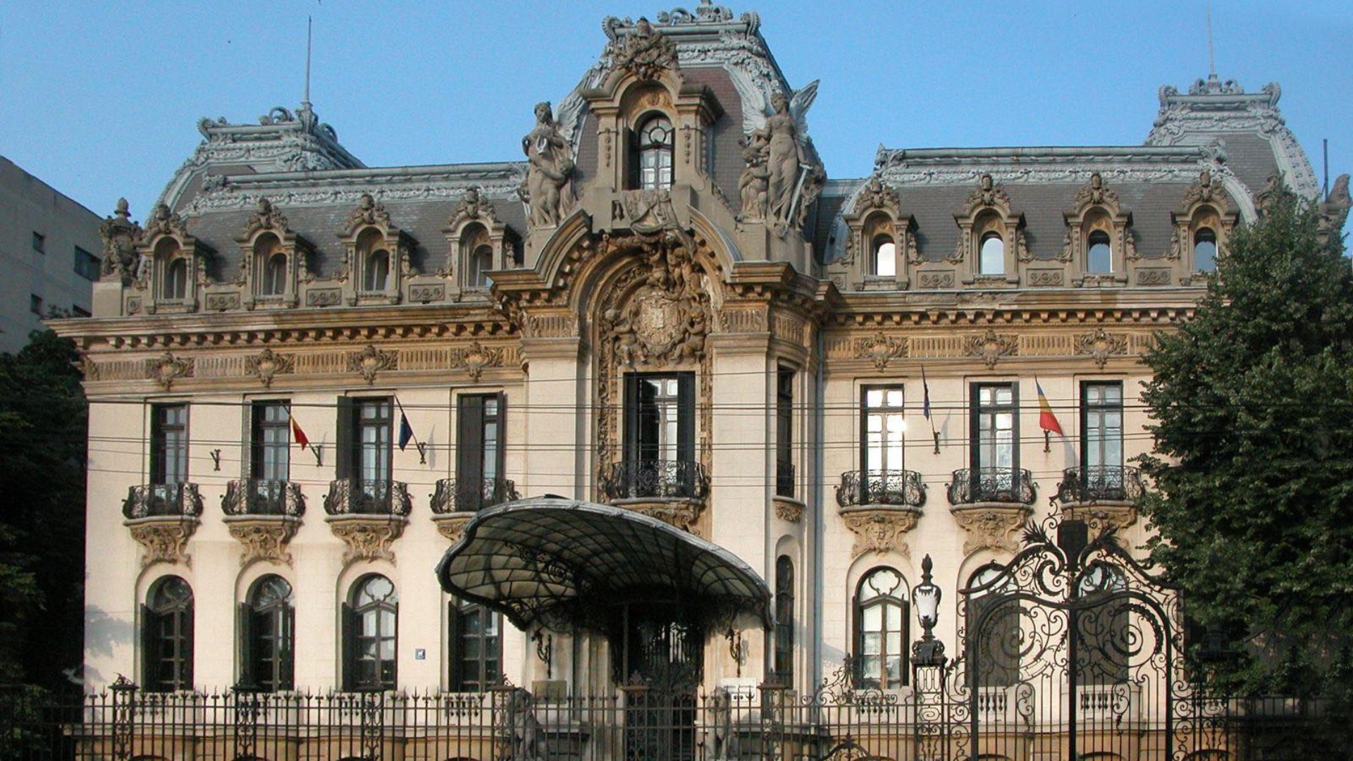 Bunurile de patrimoniu de la Muzeul Enescu, verificate și sub lupa experților Ministrul Culturii, Andras Demeter, a inspectat depozitele în care sunt adăpostite obiectele de patrimoniu de la Muzeul Național „George Enescu” și a asigurat publicul că acestea sunt păstrate în siguranță