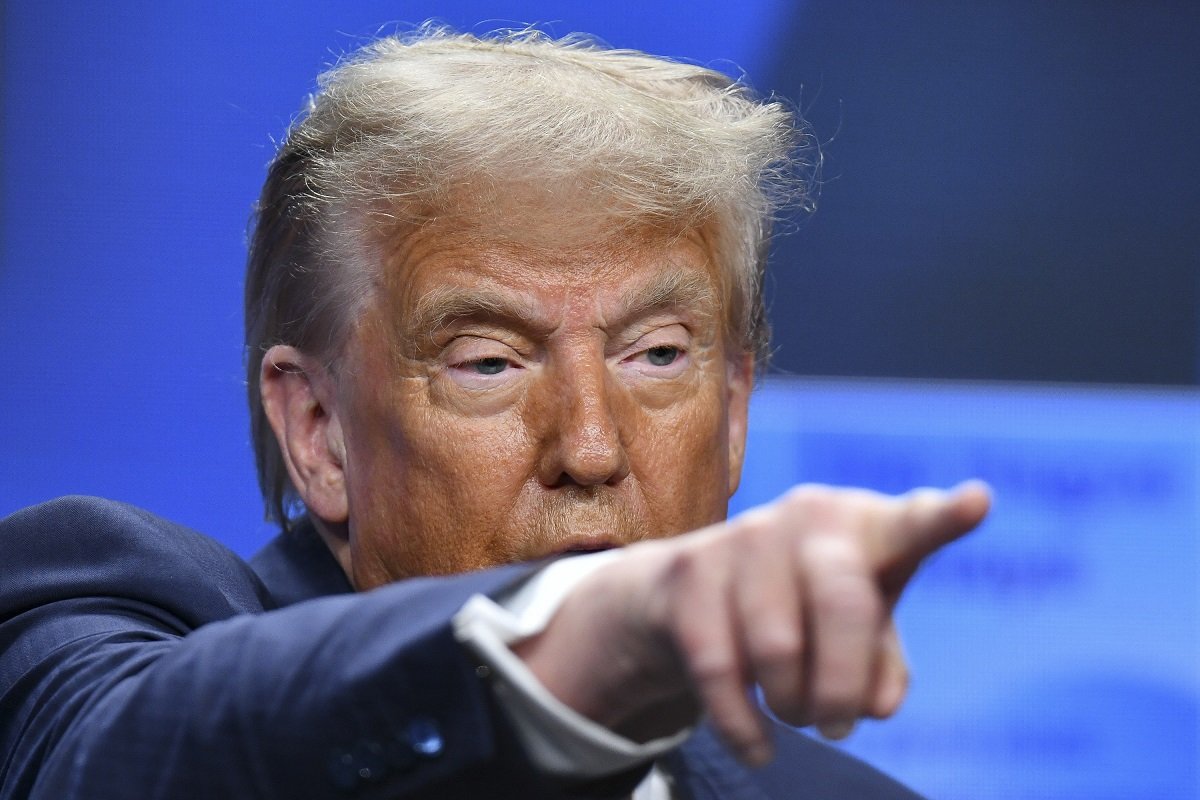 Trump amenință noul lider suprem iranian: „Nu va rezista mult” Fostul președinte american Donald Trump a sugerat duminică, într-un interviu acordat ABC News, că viitorul lider suprem al Iranului va avea nevoie de aprobarea Statelor Unite pentru a-și menține poziția