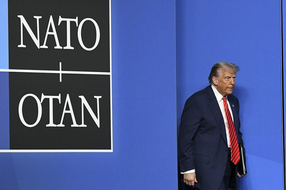 Trump amenință din nou NATO: „S-ar putea să nu mai fim acolo” Fostul președinte american Donald Trump a reiterat vineri, la un forum de afaceri din Miami, criticile sale la adresa NATO, sugerând că Statele Unite ar putea să nu mai ofere ajutor militar Alianței Nord-Atlantice în caz de nevoie
