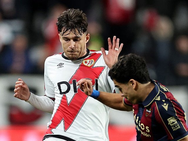 Rațiu, rezervă surprinzătoare și apreciere pe teren: ce s-a întâmplat la meciul Rayo – Levante Andrei Rațiu, fundașul dreapta al lui Rayo Vallecano, a început meciul cu Levante pe banca de rezerve, spre surprinderea multora