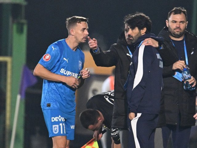 Coelho, eliminat și suspendat: Craiova fără antrenor la derby-ul cu Rapid Universitatea Craiova va juca fără antrenorul Filipe Coelho în derby-ul cu Rapid, programat pentru duminică, 8 martie, de la ora 20:00