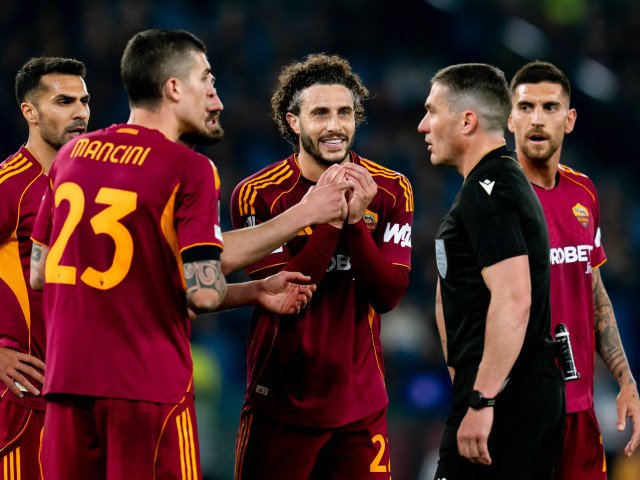 Kovacs, centralul cu „nouă galbene”, a dominat Roma – Bologna în Europa League Istvan Kovacs, considerat unul dintre cei mai buni arbitri români, a avut o seară aglomerată la Roma