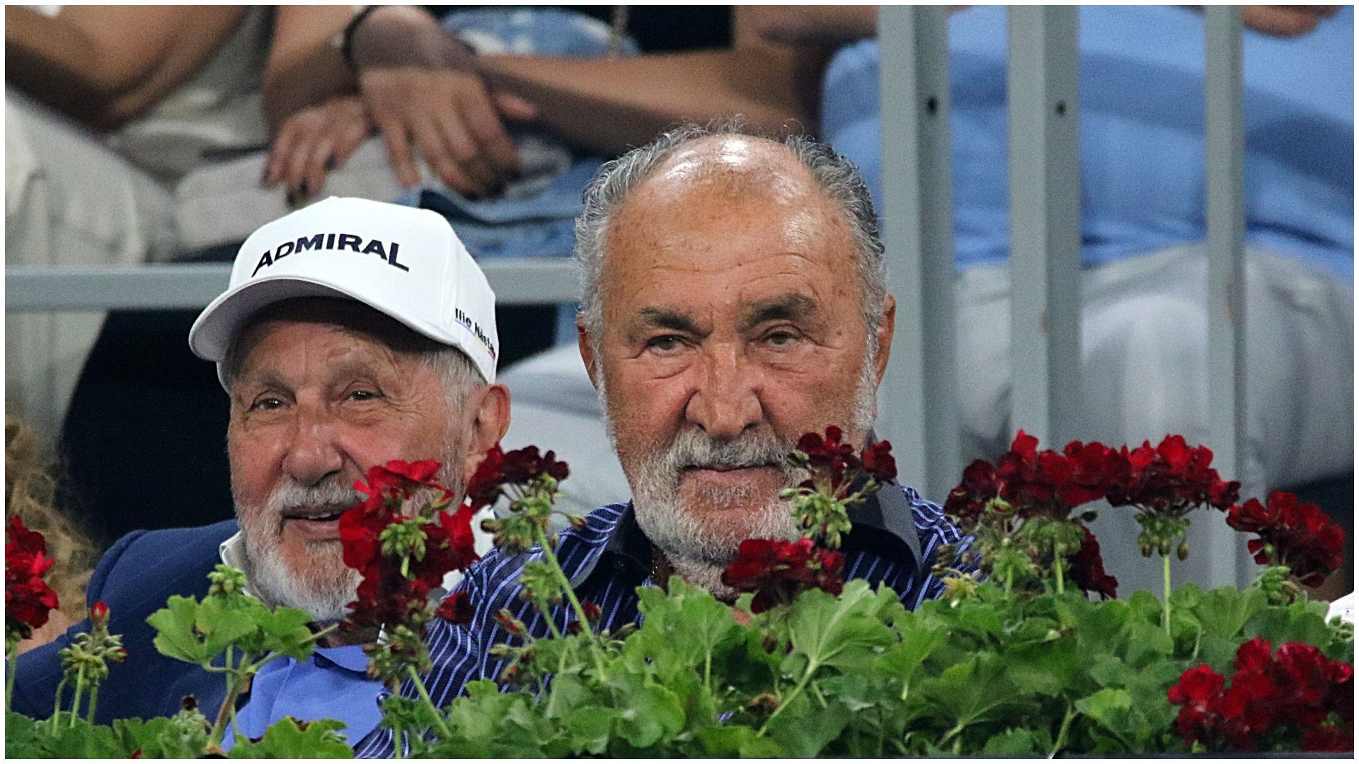 Ilie Năstase dezvăluie tensiuni din relația cu Ion Țiriac: „Te-am pupat!” Fostul lider mondial în tenis, Ilie Năstase, a făcut o serie de dezvăluiri surprinzătoare despre relația sa cu Ion Țiriac