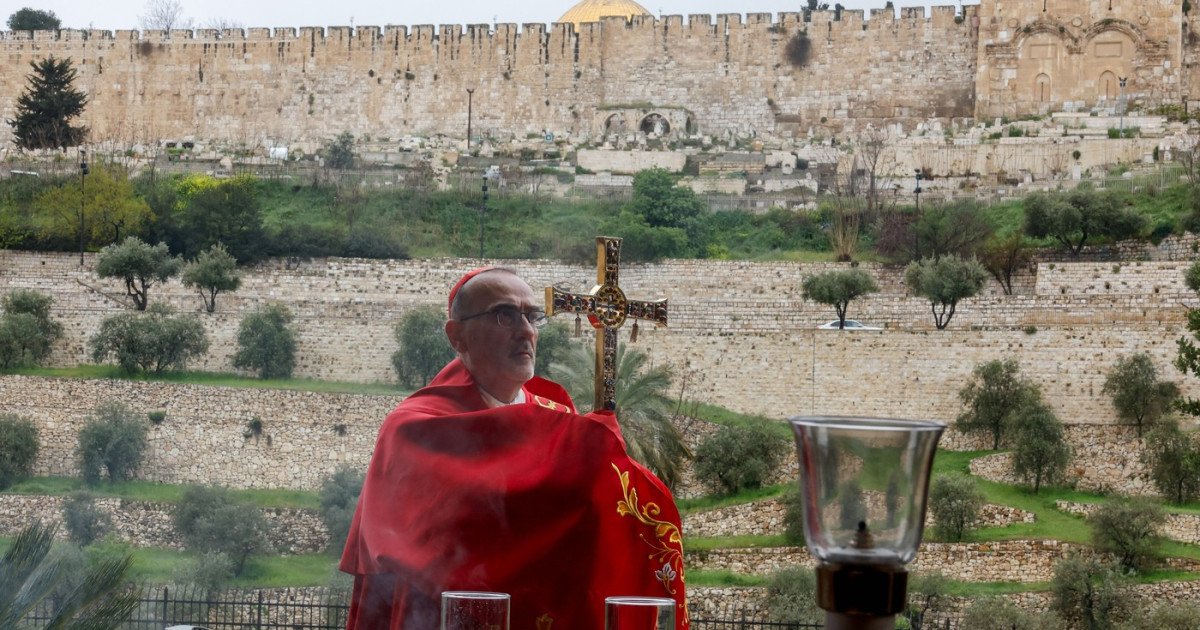 Netanyahu autorizează accesul patriarhului latin la Biserica Sfântului Mormânt după incidentul de Florii Premierul israelian Benjamin Netanyahu a luat decizia de a permite accesul imediat la Biserica Sfântului Mormânt pentru patriarhul latin al Ierusalimului, cardinalul Pierbattista Pizzaballa