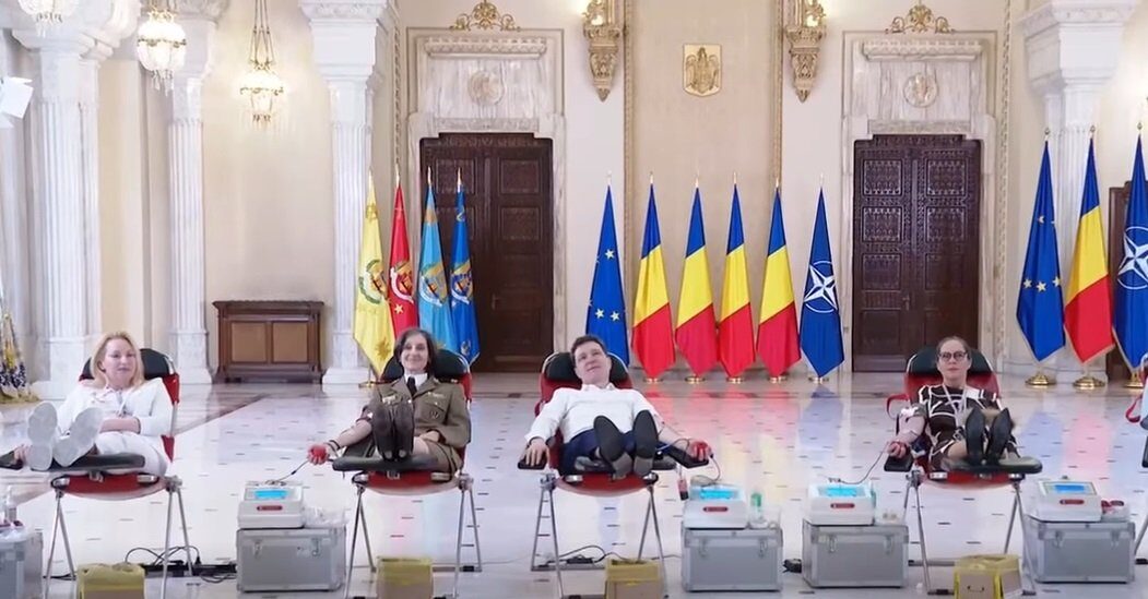 Nicușor Dan donează sânge, atrăgând atenția asupra deficitului din spitale Președintele Nicușor Dan a participat marți, alături de angajați ai Administrației Prezidențiale, la o acțiune de donare de sânge organizată chiar în Palatul Cotroceni