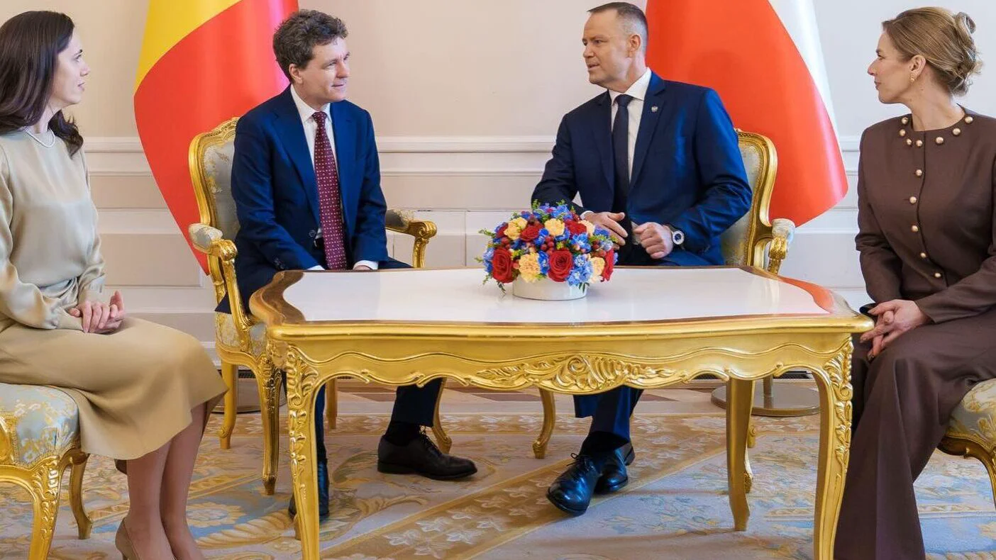 România și Polonia discută despre cooperarea în industria de apărare Bucureștiul și Varșovia analizează posibilitatea dezvoltării unor proiecte comune în domeniul industriei de apărare, a anunțat Nicușor Dan, în urma unei vizite oficiale în Polonia