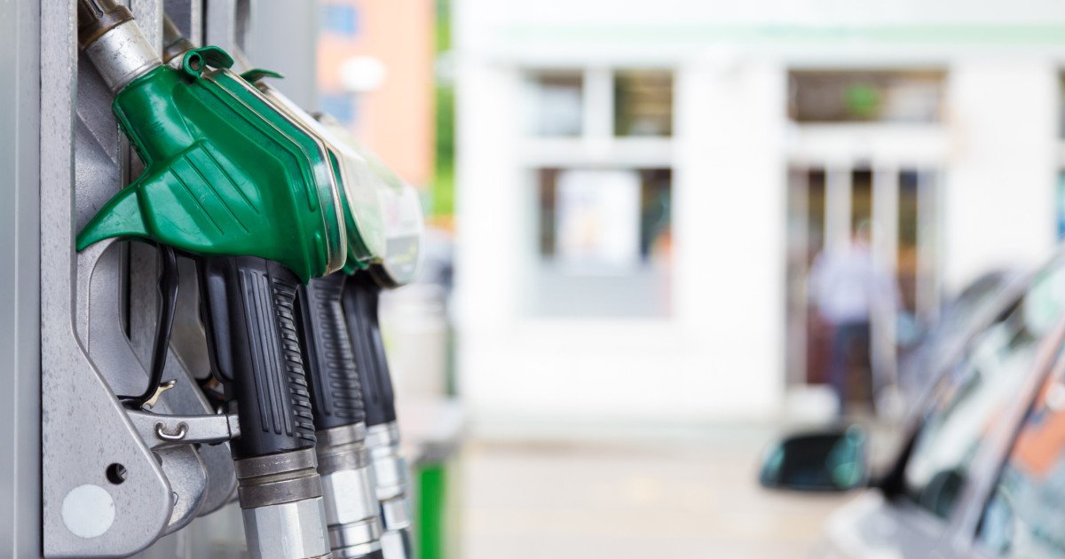 Guvernul ia în calcul măsuri pentru a limita prețul carburanților la 10 lei/litru Ministrul Energiei, Bogdan Ivan, a anunțat că Executivul analizează cinci scenarii pentru a preveni creșterea prețului carburanților până la pragul de 10 lei pentru un litru