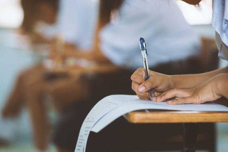 Luni, elevii de clasa a VIII-a află rezultatele de la simularea Evaluării Naționale Elevii de clasa a VIII-a care au susținut simularea Evaluării Naționale 2026 în perioada 16-18 martie vor afla luni, 30 martie, rezultatele