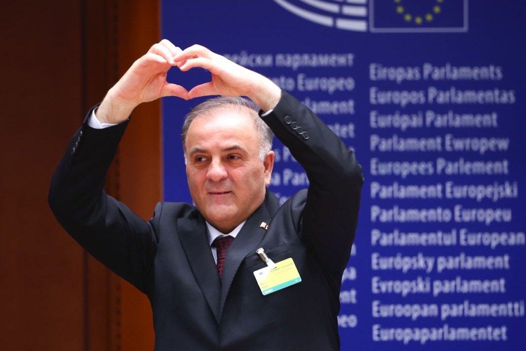 Europa, pusă în fața unui dilemă: Turcia lui Erdogan și echilibrul fragil Nuri Aslan, primarul interimar al Istanbulului, a acuzat Europa că închide ochii la regresul democratic din Turcia, din cauza dependenței de resursele militare și economice ale țării conduse de Recep Tayyip Erdoğan