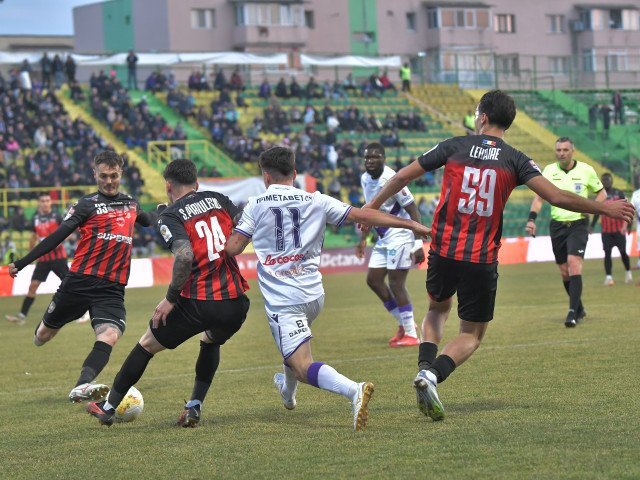 FC Argeș, la un pas de eliminare în Cupa României, obține calificarea dramatică în semifinale FC Argeș a trecut dramatic de Gloria Bistrița în sferturile de finală ale Cupei României, scor 3-2, după prelungiri
