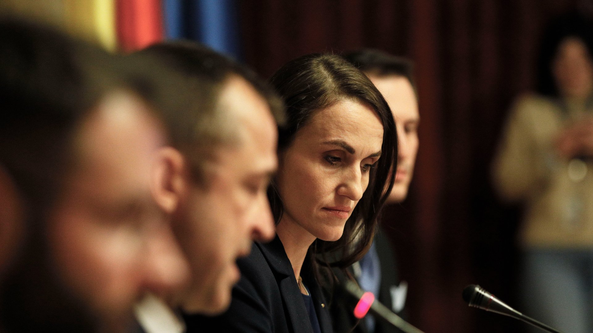 Scandal în comisia de politică externă: audierea ministrei de externe, marcată de tensiuni O ședință tensionată a avut loc în Comisia de Politică Externă a Camerei Deputaților, unde Oana Țoiu, ministrul Afacerilor Externe, a fost audiată cu privire la repatrierea cetățenilor români din Orientul Mijlociu