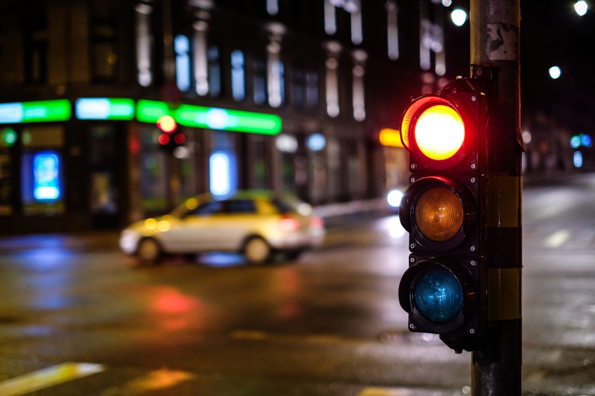 Brașovul introduce semafoare inteligente care opresc automat mașinile care depășesc viteza legală Sistemele rutiere din Brașov vor fi dotate cu semafoare inteligente care vor trece pe culoarea roșie în momentul în care detectează o depășire a vitezei legale
