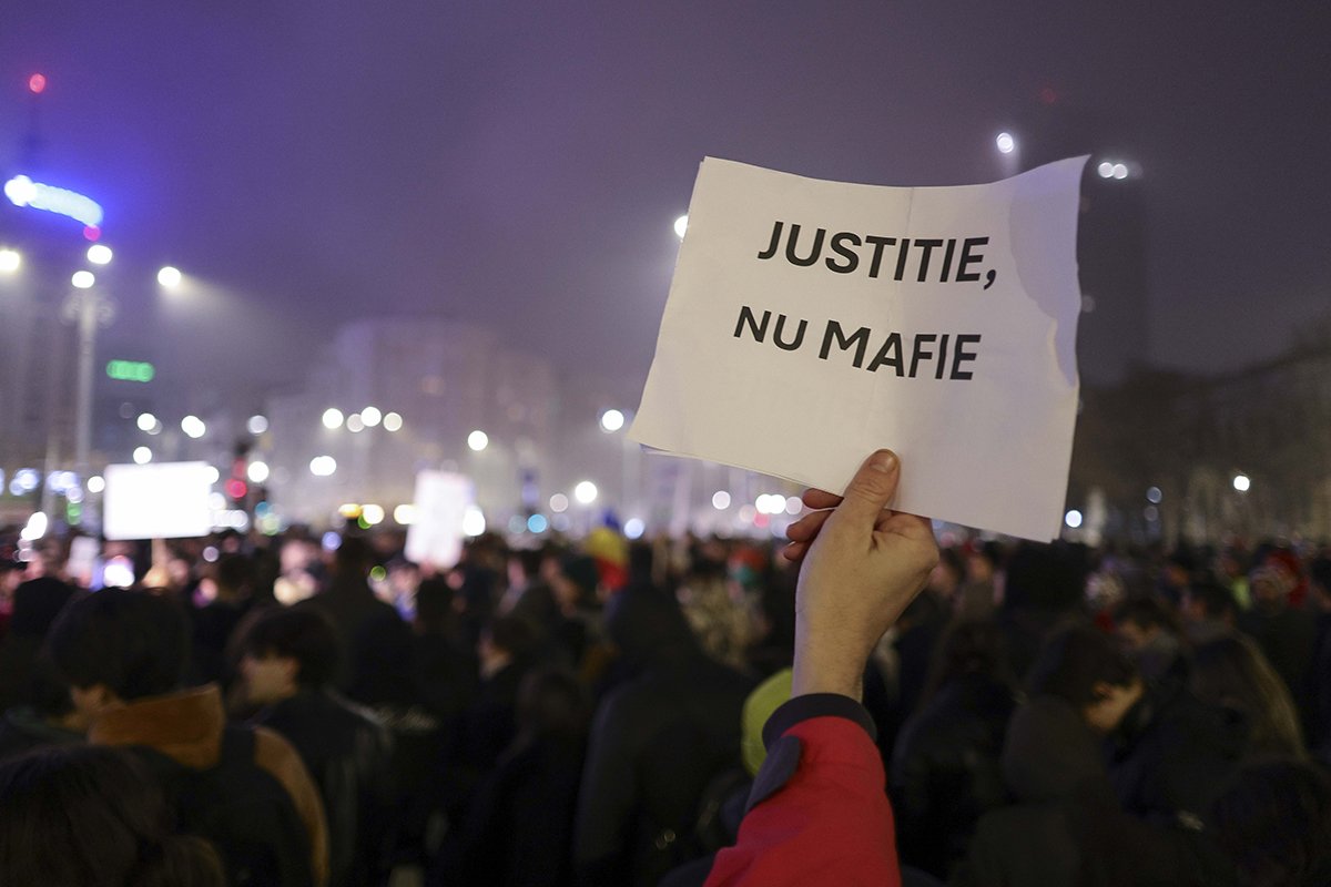 Proteste în fața CSM: Societatea civilă, cu ochii pe numirile din justiție București – O serie de organizații civice au organizat un flashmob joi, în fața Consiliului Superior al Magistraturii (CSM), pentru a atrage atenția asupra interviurilor candidaților pentru funcțiile de conducere ale Parchetului General