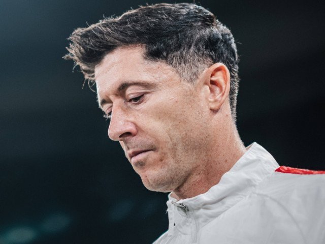 Lewandowski, apt de joc cu mască de protecție după fractura orbitală Atacantul polonez Robert Lewandowski a revenit la antrenamentele Barcelonei, purtând o mască de protecție facială specială, după ce a suferit o fractură la nivelul orbitei stângi