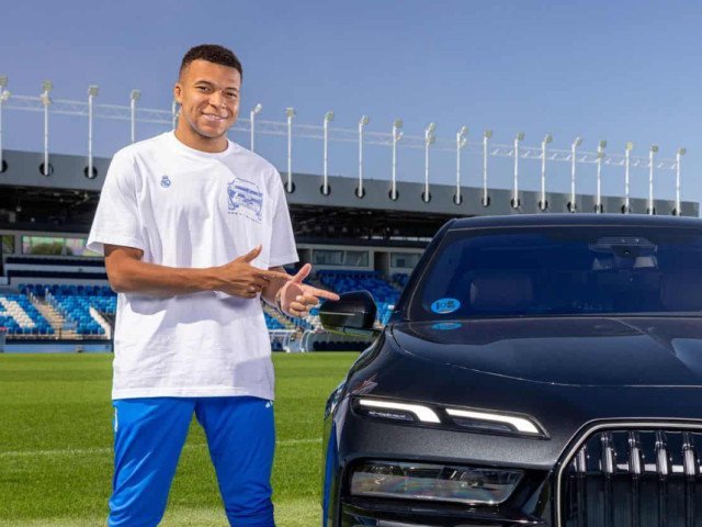 Mbappe și-a luat permisul de conducere și a ales un bolid electric Kylian Mbappe, starul de fotbal francez, a obținut permisul de conducere la vârsta de 27 de ani și a făcut rapid o alegere impresionantă în ceea ce privește automobilul personal