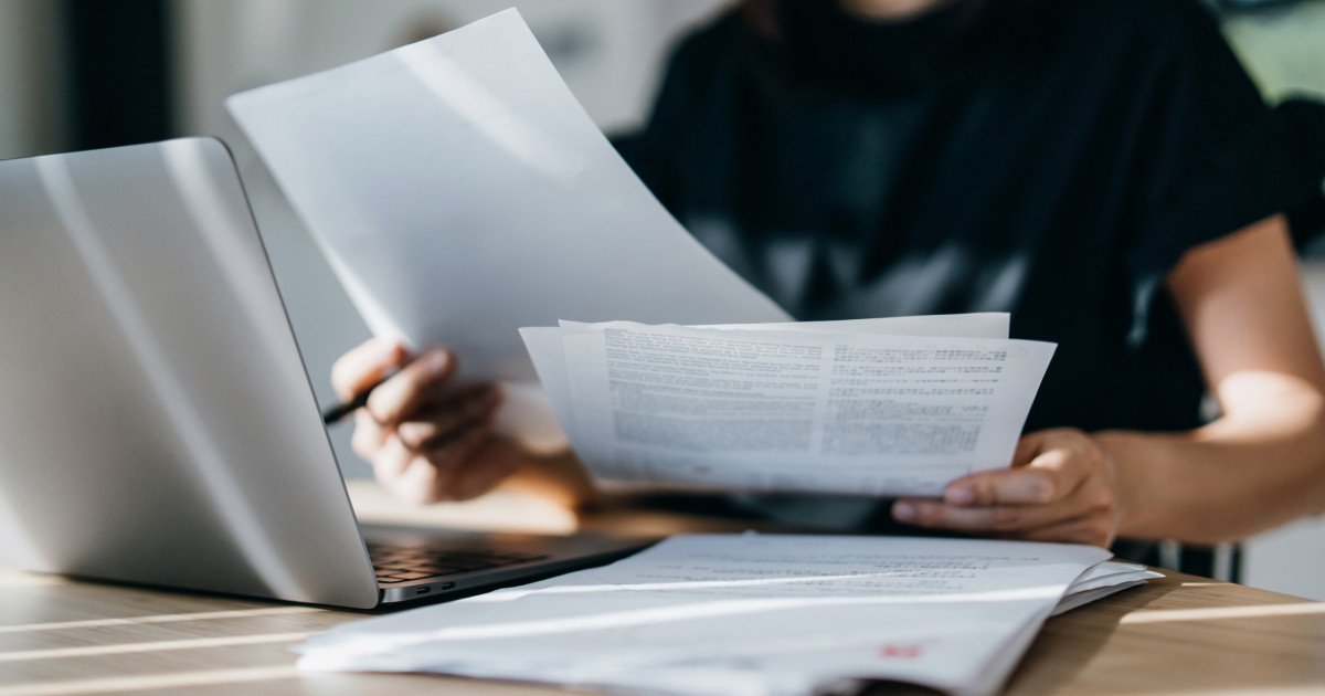 Guvernul introduce reguli noi pentru cesionarea firmelor, pentru a preveni evaziunea fiscală Guvernul a adoptat o măsură menită să întărească controlul asupra cesiunilor de părți sociale ale firmelor, cu scopul de a preveni transferul companiilor cu datorii către terți, cu scopul de a evita plata obligațiilor fiscale