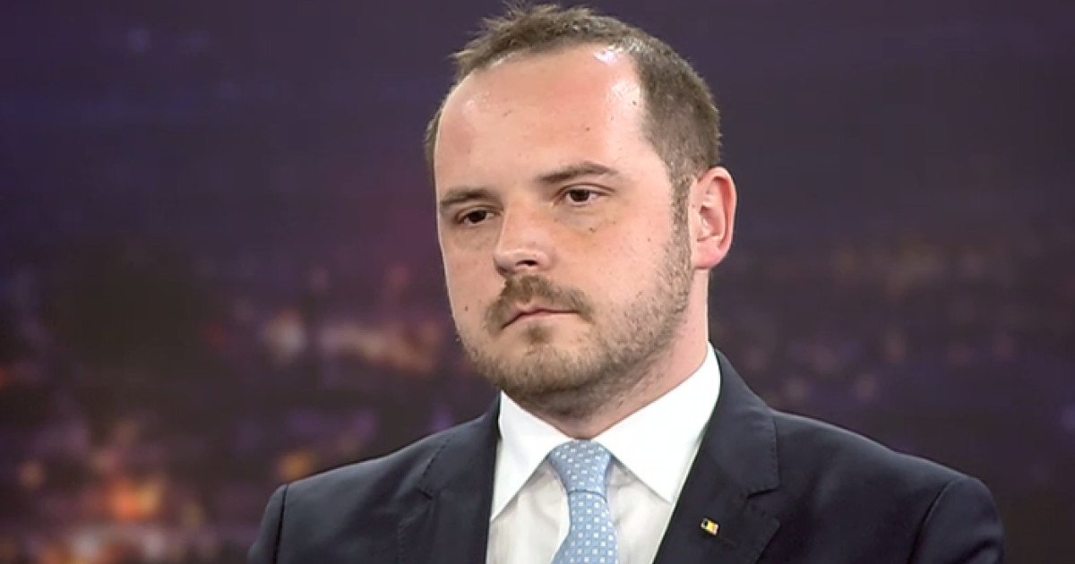 Rogobete despre medicii care lucrează la privat în timpul programului de la stat: „Nu funcționează doar cu vorba bună” Ministrul Sănătății, Alexandru Rogobete, a abordat, în cadrul unei emisiuni televizate, problema medicilor care lucrează la clinici private în timpul programului de lucru de la stat