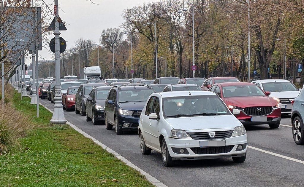 Taxă suspendată, ajutor de 200 lei pentru carburant