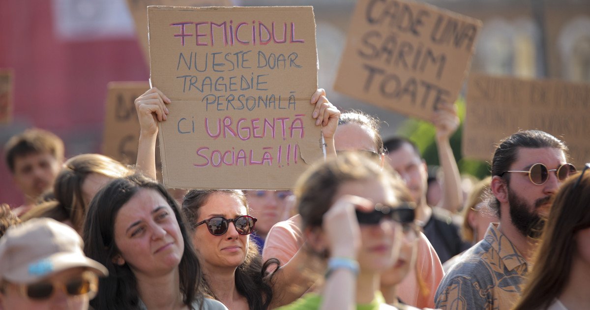 Legea femicidului, adoptată de deputați: România definește și pedepsește crima împotriva femeilor Camera Deputaților a votat, miercuri, legea privind prevenirea și combaterea femicidului, o premieră legislativă în România