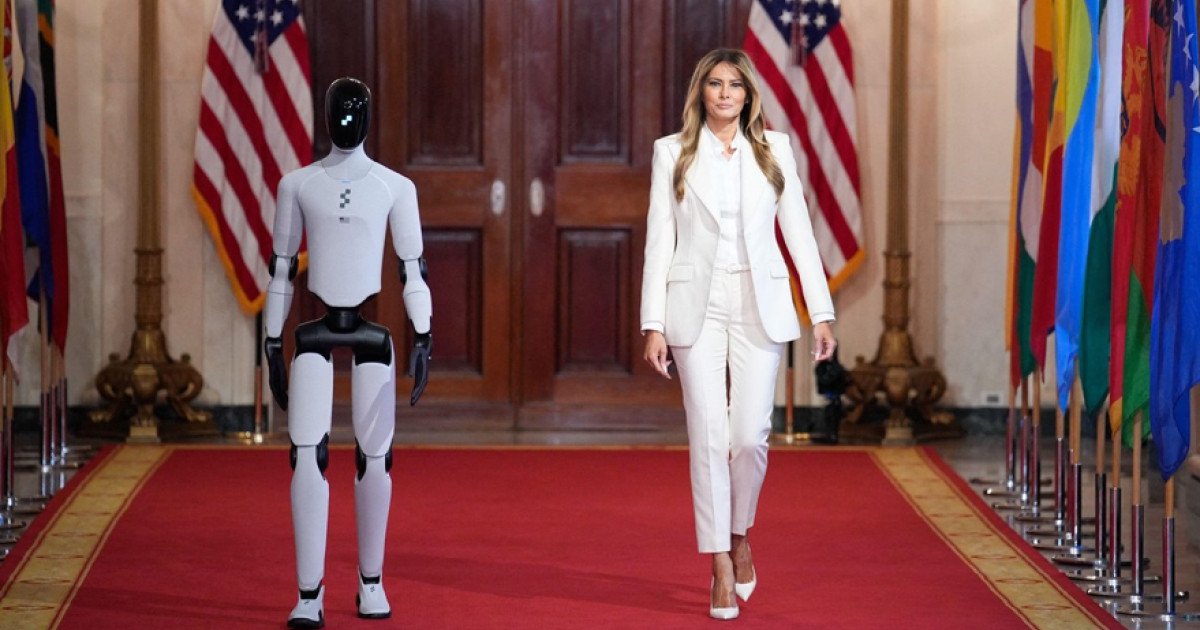 Melania Trump și-a făcut apariția la Casa Albă cu un robot umanoid Washingtonul a fost, ieri, scena unei premiere neobișnuite