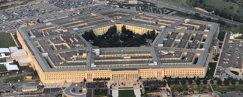 Pentagonul restricționează accesul jurnaliștilor după o decizie judecătorească Departamentul Apărării al Statelor Unite a anunțat luni noi restricții privind accesul jurnaliștilor în sediul său din Pentagon, situat în statul Virginia