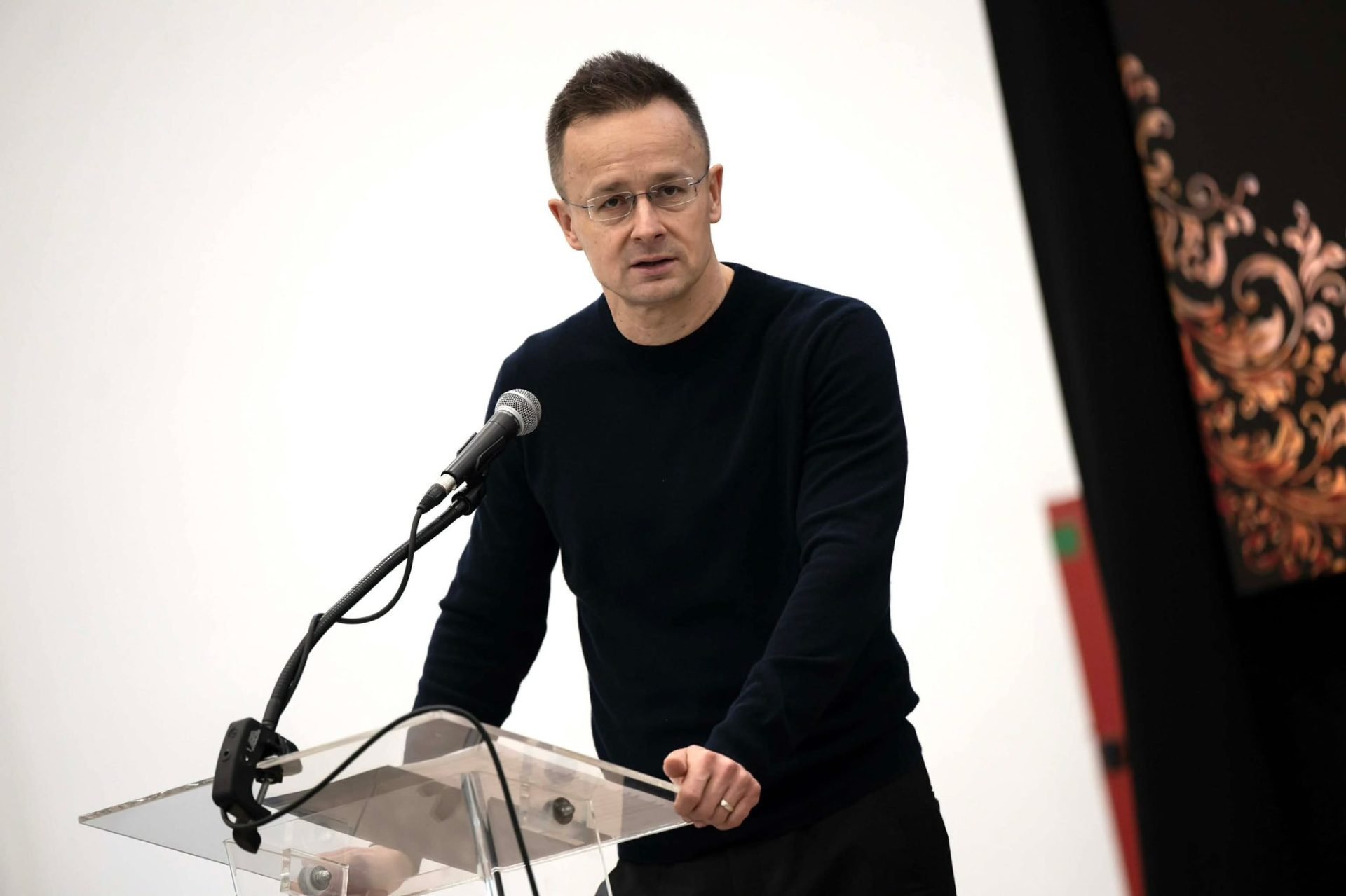 Szijjártó recunoaște contacte cu Lavrov în timpul reuniunilor UE, stârnind controverse Ministrul de externe ungar, Péter Szijjártó, a confirmat că discută în mod regulat cu omologul său rus, Serghei Lavrov, în timpul reuniunilor private ale Uniunii Europene