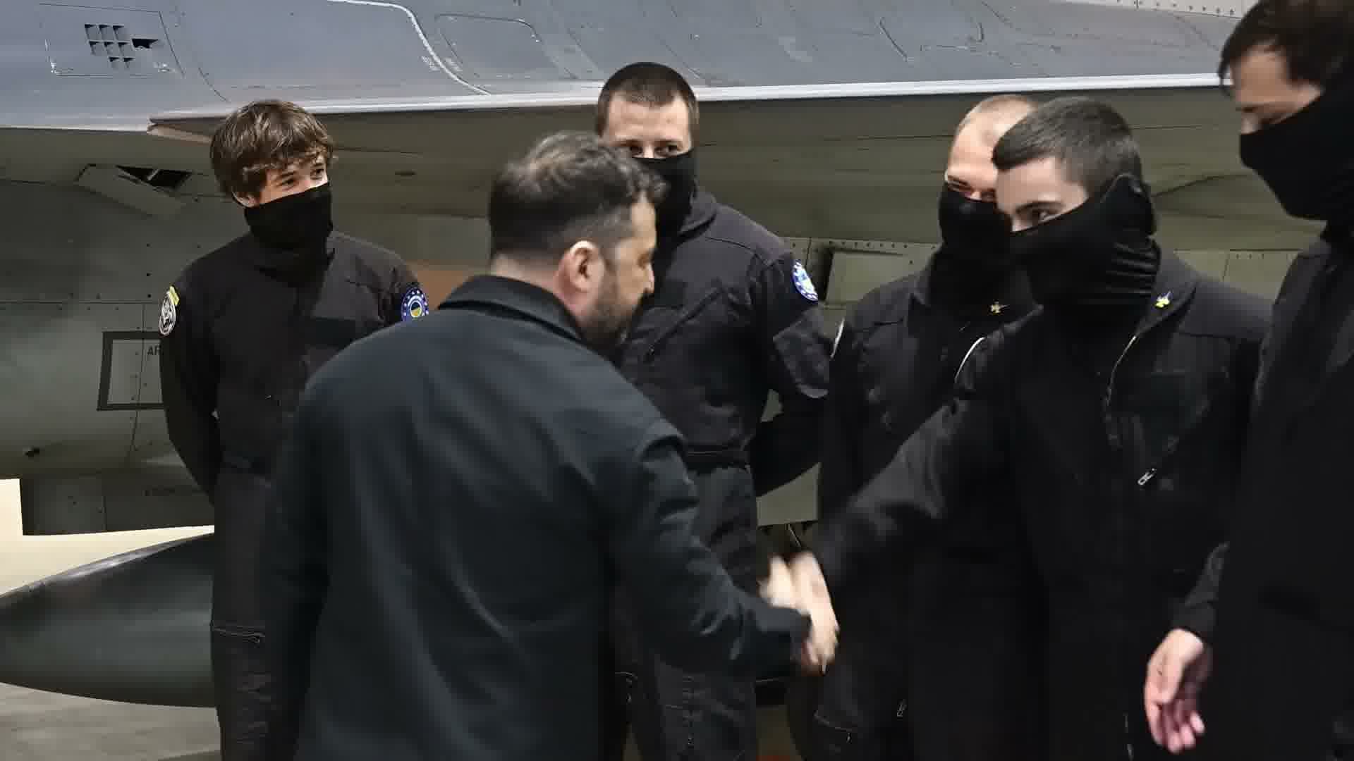 Zelenski, la Borcea: Antrenamente pentru piloții ucraineni și discuții despre securitate Președintele Ucrainei, Volodimir Zelenski, a efectuat joi o vizită la Baza 86 Aeriană „Locotenent aviator Gheorghe Mociorniţă” de la Borcea, județul Călărași