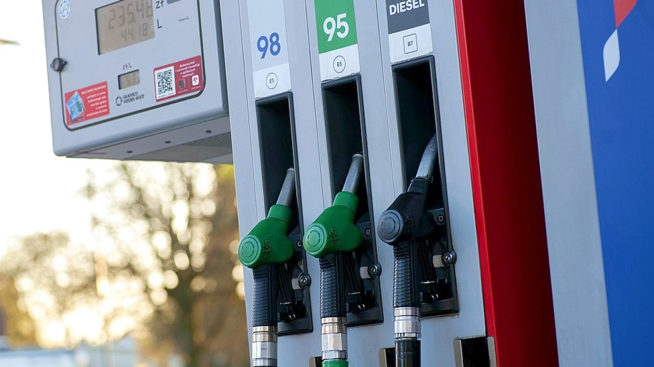 Prețurile carburanților cresc constant în România, transportatorii caută soluții Scumpirea carburanților în România continuă să genereze îngrijorare atât în rândul transportatorilor, cât și al consumatorilor