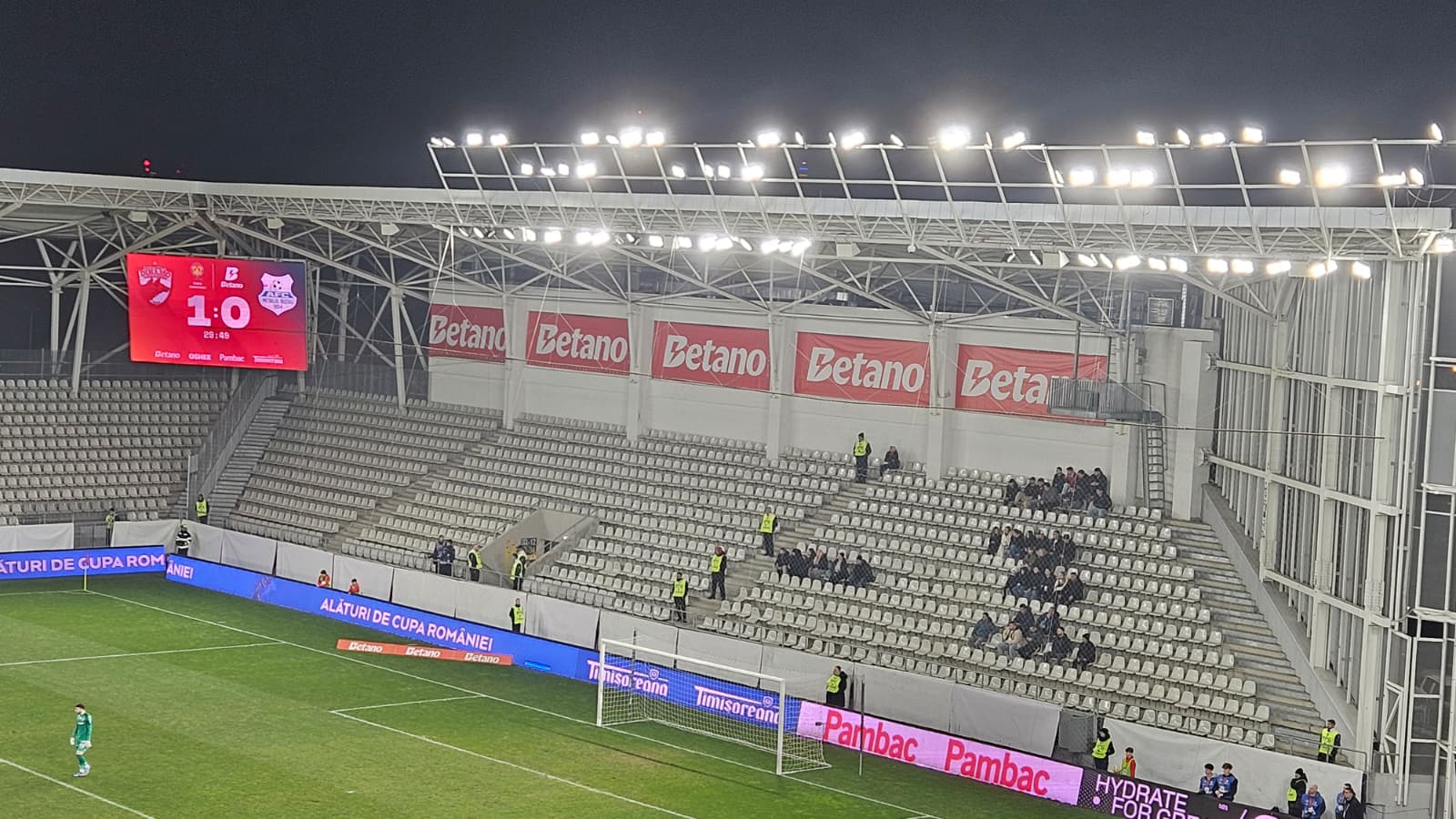 Protest în Peluza Sud: Ultrașii Dinamo, împiedicați să susțină echipa la meciul cu Metalul Buzău Un protest inedit a marcat meciul dintre Dinamo București și Metalul Buzău, disputat în sferturile de finală ale Cupei României pe stadionul „Arcul de Triumf”
