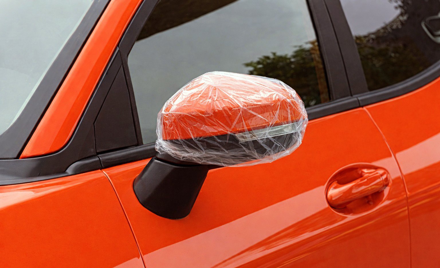 Păsările agresive și oglinzile mașinii: cum să protejezi automobilul Problema oglinzilor laterale ale mașinii atacate de păsări este mai frecventă decât s-ar crede, mai ales în sezonul de reproducere