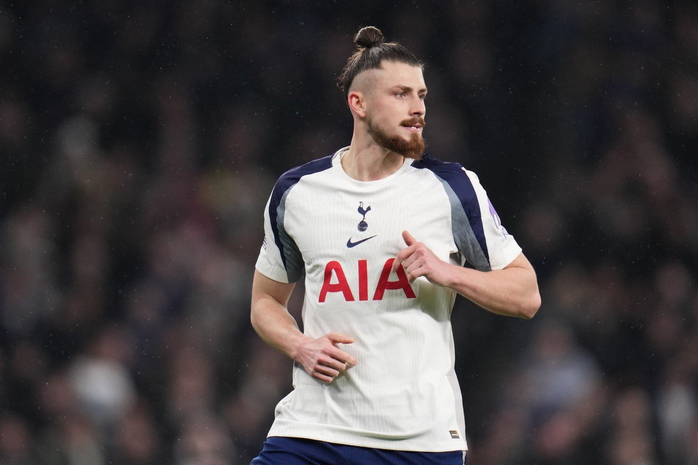 Drăgușin, absent de la Tottenham din cauza unei probleme medicale Radu Drăgușin nu va putea evolua pentru Tottenham Hotspur în meciul cu Crystal Palace, programat în această seară, la ora 22:00, în etapa a 30-a din Premier League