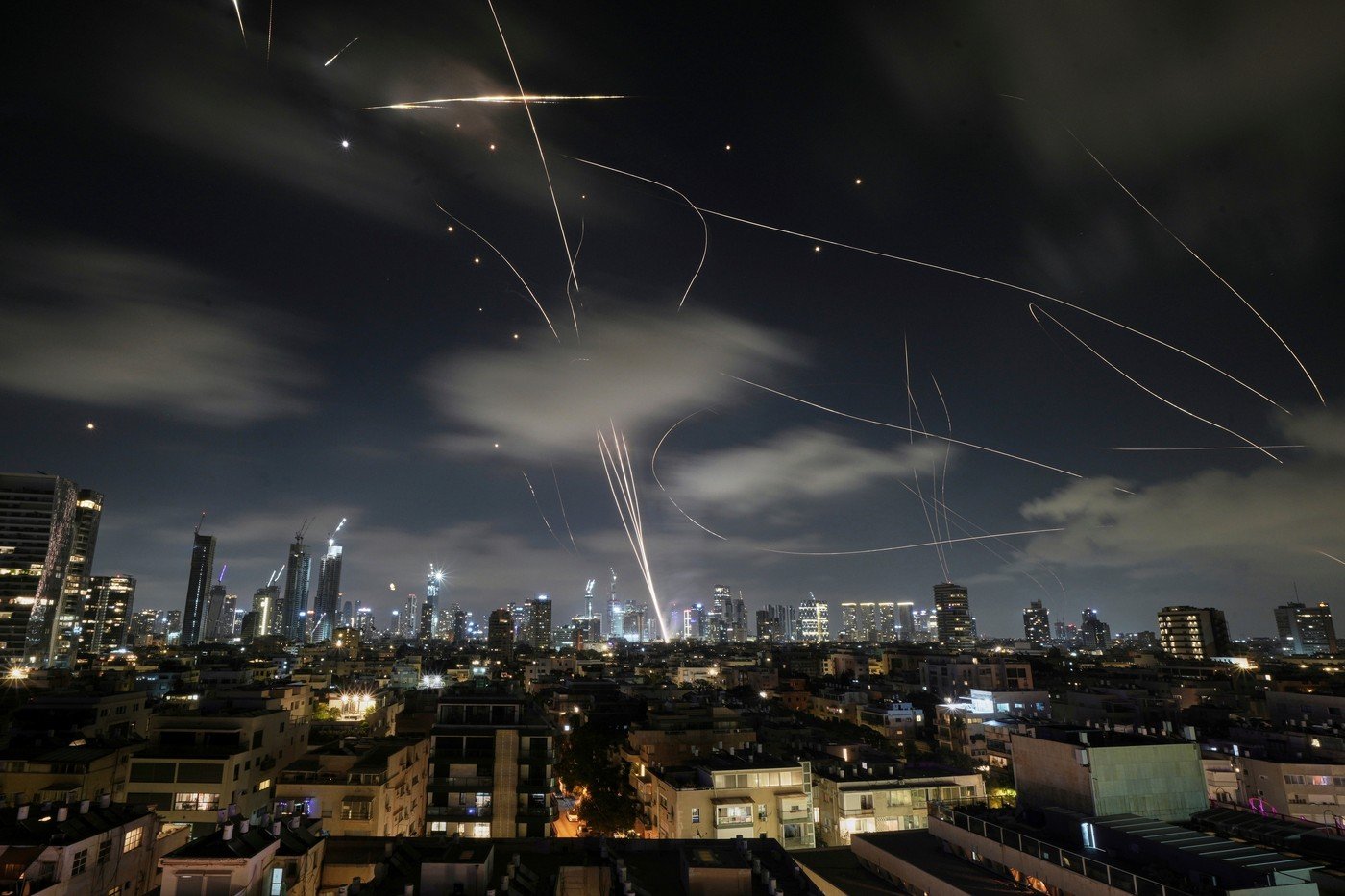 Război în plină sărbătoare: Israel și Iran, atacuri reciproce cu rachete și drone Conflictul dintre Israel și Iran a escaladat dramatic vineri dimineață, de Eid al-Fitr, sărbătoarea de final a Ramadanului
