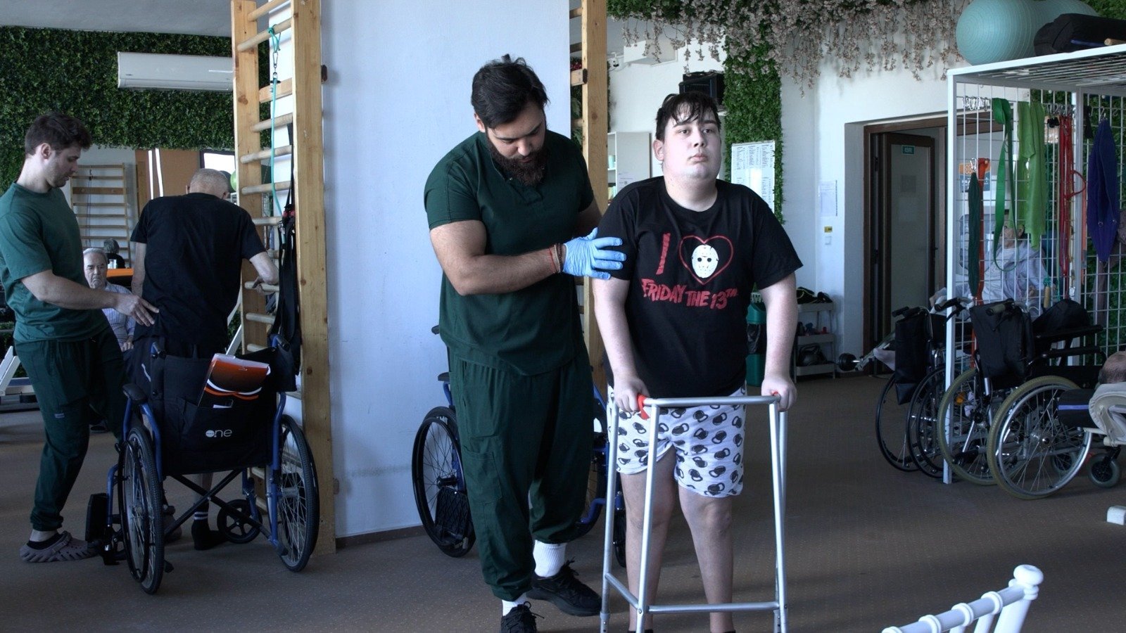 Recuperare medicală după intervenții chirurgicale: cazul unui tânăr care a trecut printr-o experiență dificilă Spitalul de Recuperare Medicală „Sfântul Sava cel Sfințit” din Pantelimon se concentrează pe recuperarea pacienților după intervenții chirurgicale complexe, inclusiv operații ortopedice, neurologice și pulmonare