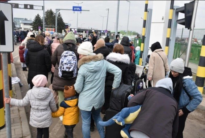Polonia reduce treptat ajutoarele sociale pentru refugiații ucraineni O nouă lege care limitează accesul la ajutoare sociale pentru refugiații ucraineni a intrat în vigoare în Polonia