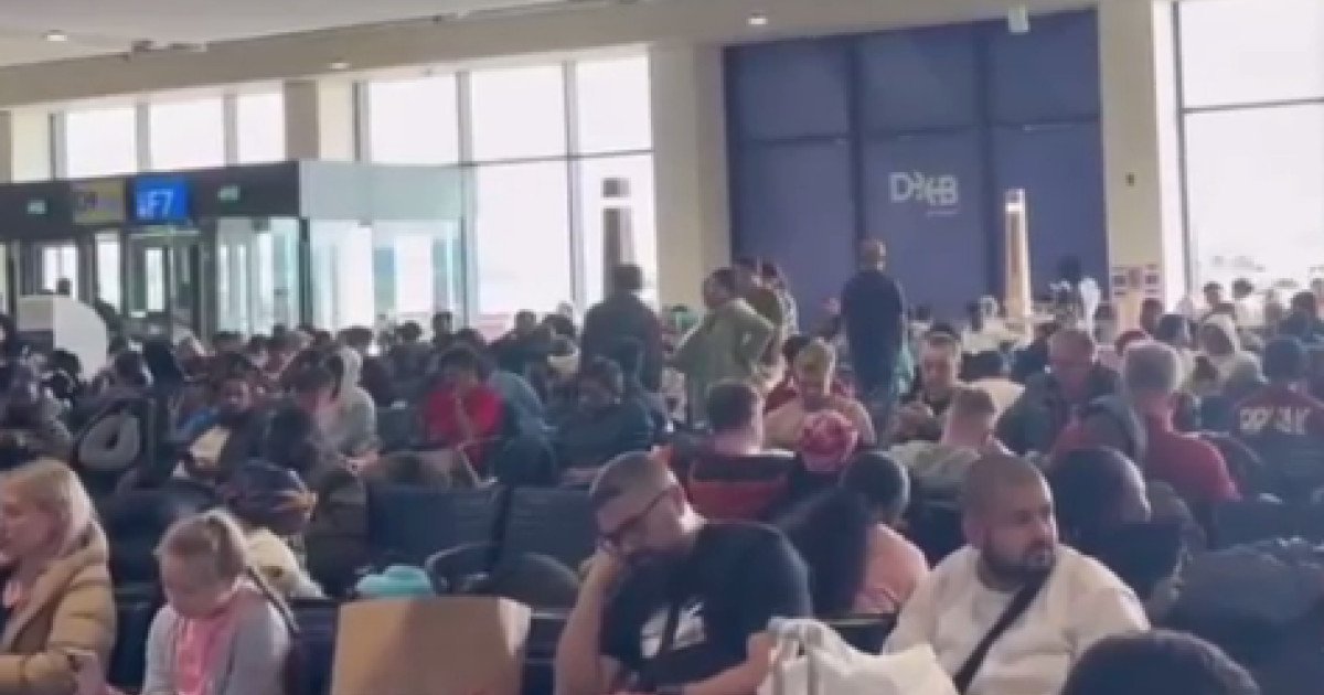 Românii repatriați din Orientul Mijlociu, nemulțumiți că și-au plătit singuri biletele de avion Bucureștiul se confruntă cu un val de nemulțumiri venite dinspre românii întorși acasă din Orientul Mijlociu