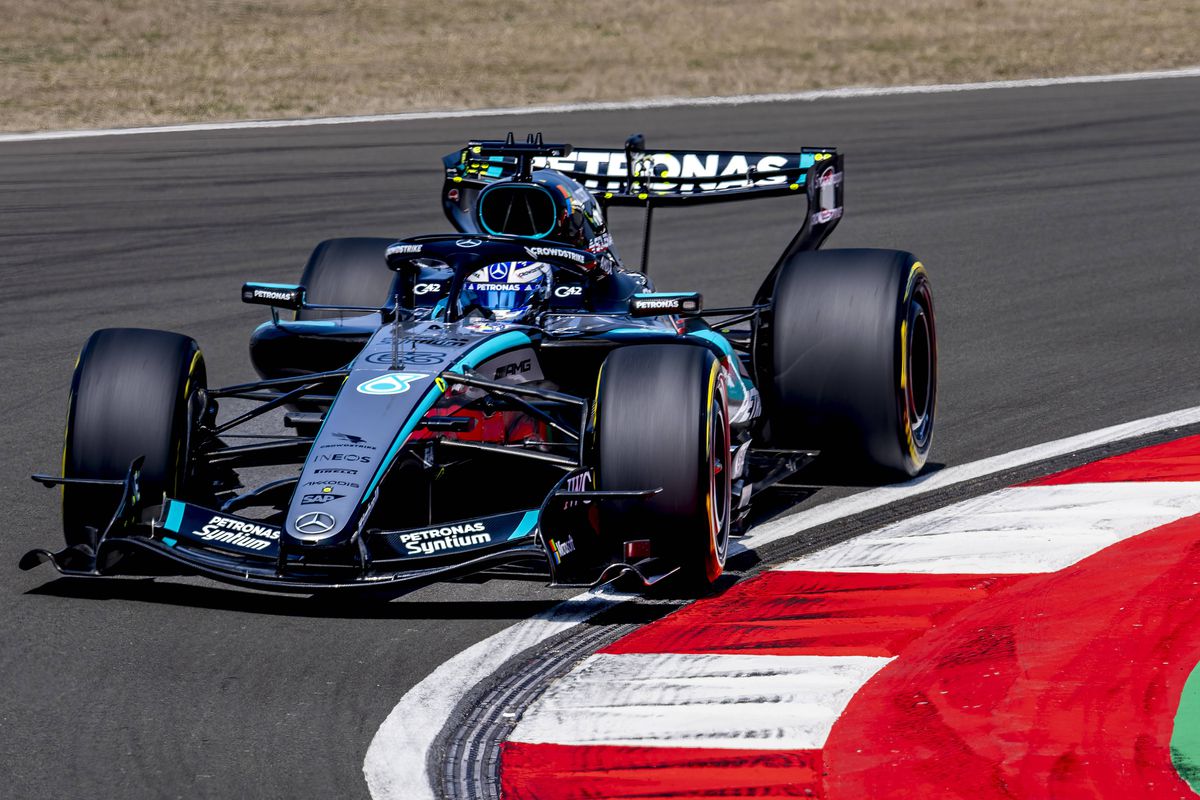 Russell, pe prima poziție în sprintul din China: Mercedes domină și în noul sezon Pilotul Mercedes, George Russell, va porni de pe prima poziție în cursa de Sprint din China, programată sâmbătă dimineață