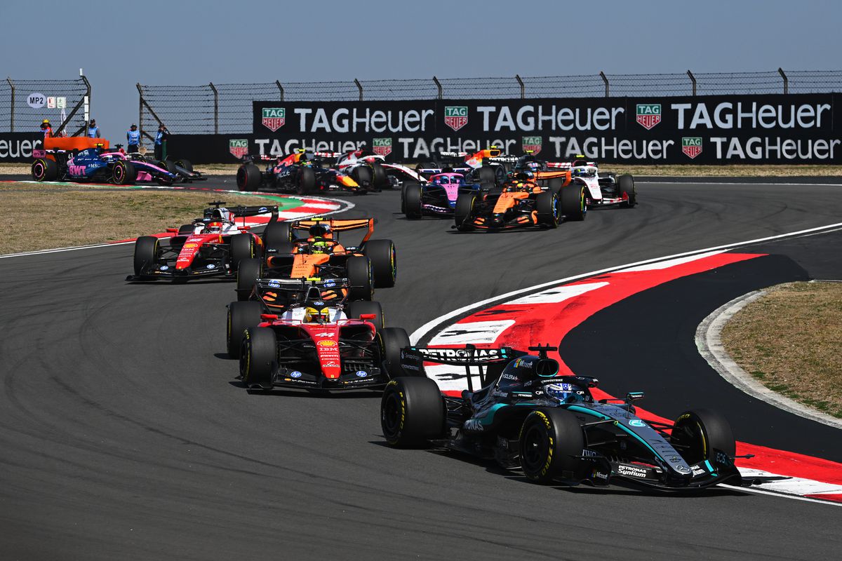 Russell, victorie la sprint în China: Ferrari, umilită în duel!