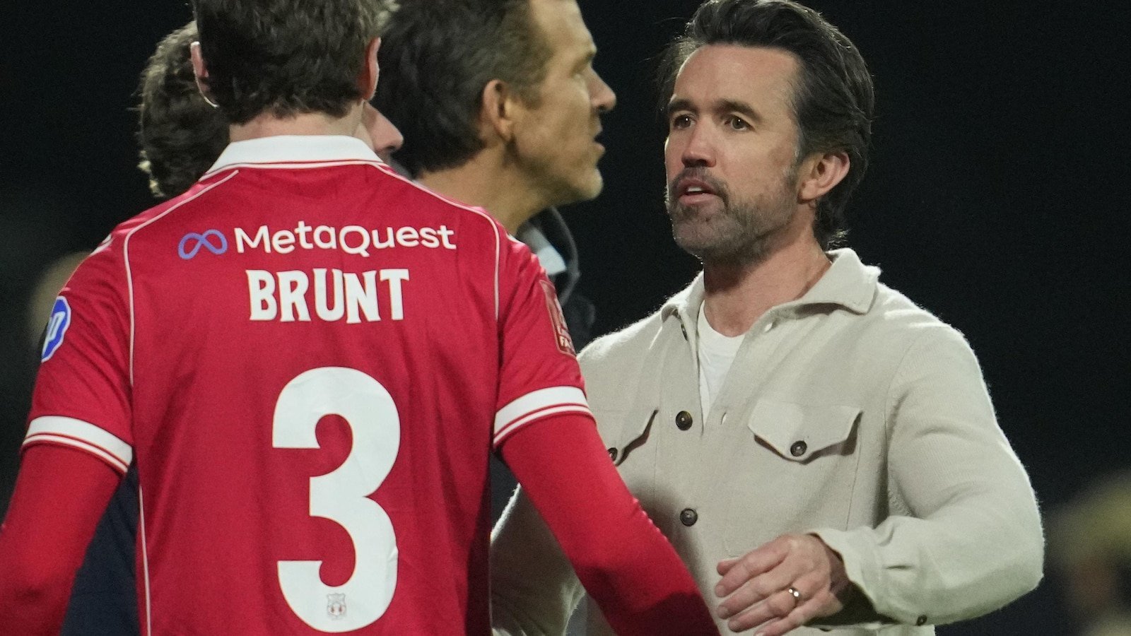 Vedetele de la Hollywood care au transformat un club de fotbal: Reynolds și McElhenney trec în cabina de comentariu WREXHAM, Țara Galilor – Ryan Reynolds și Rob McElhenney, actorii americani care au revoluționat destinul clubului de fotbal Wrexham, vor schimba pentru o zi biroul cu cabina de comentariu