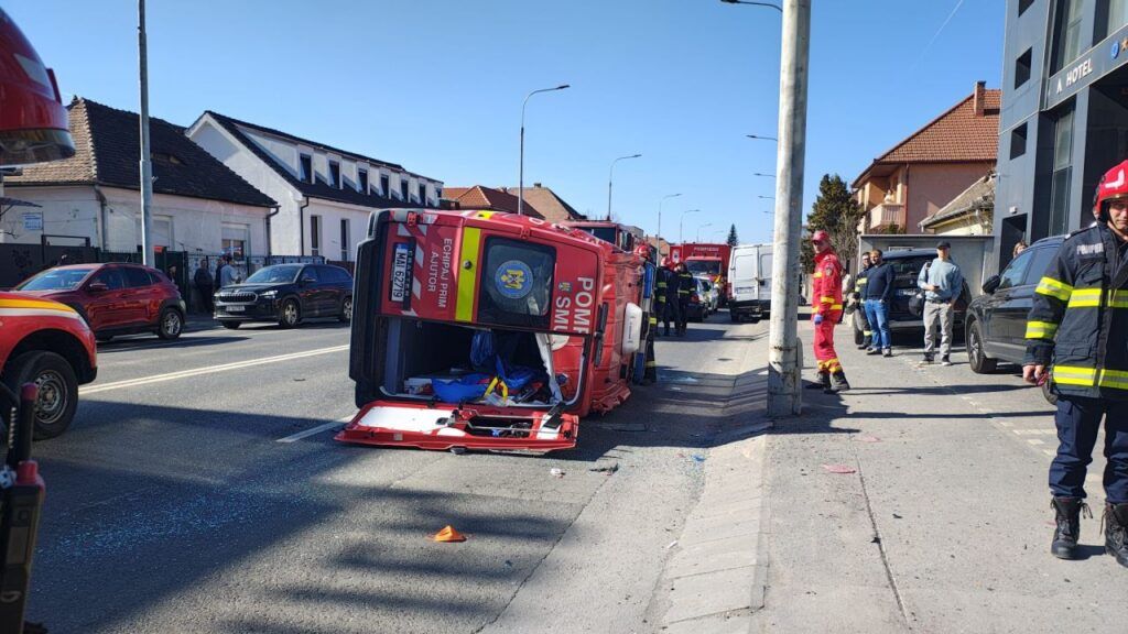 Plan roșu de intervenție activat după un accident cu o ambulanță SMURD în Sibiu Un accident rutier grav în care a fost implicată o ambulanță SMURD a dus la activarea planului roșu de intervenție în Sibiu, a anunțat Inspectoratul pentru Situații de Urgență