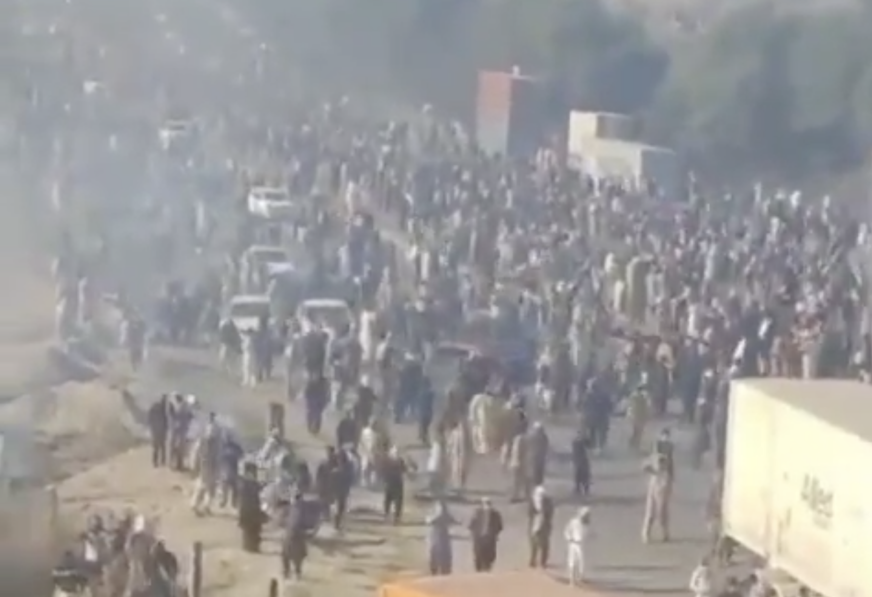 Puşcaşi marini americani au deschis focul în Karachi, în contextul protestelor violente Puşcaşi marini americani au recurs la forţă şi au deschis focul asupra protestatarilor în timpul unui asalt asupra consulatului SUA din Karachi, Pakistan, în weekend, potrivit informațiilor furnizate de doi oficiali americani citați de agenția Reuters