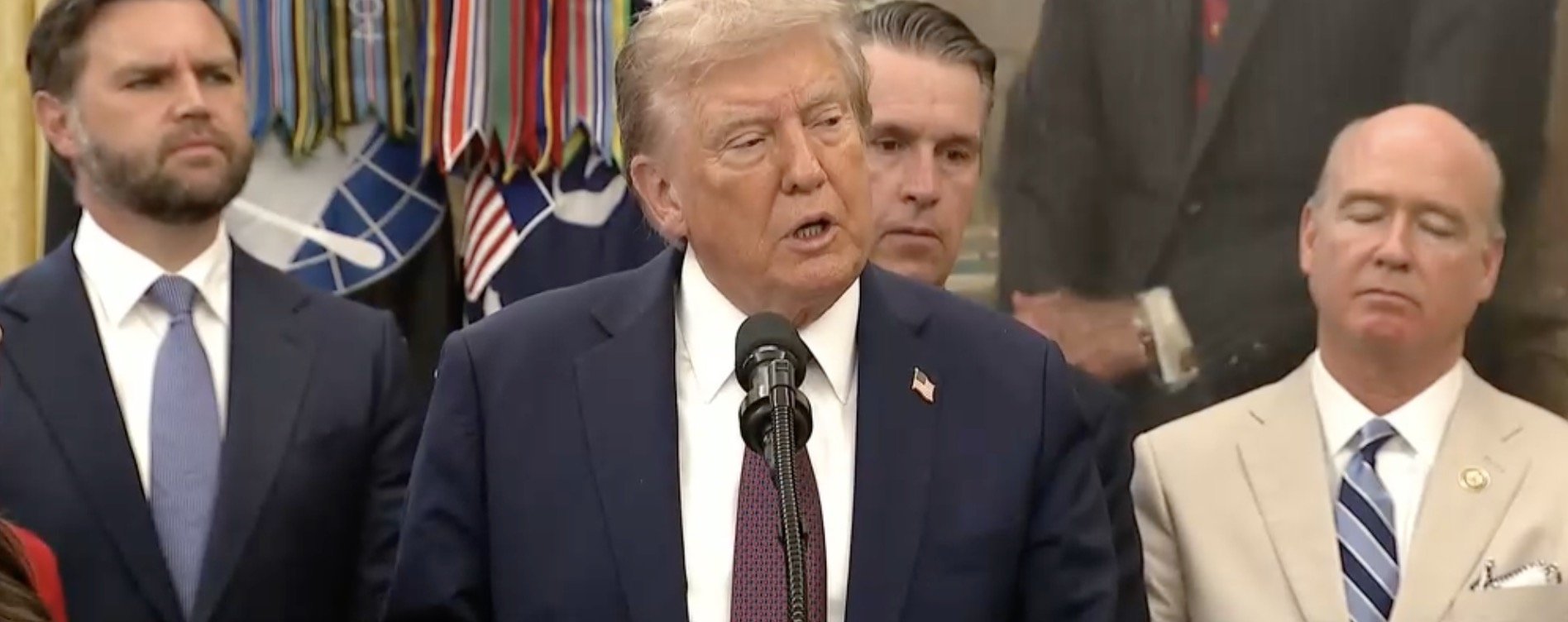 Trump ia în calcul înarmarea grupurilor de opoziție din Iran Washingtonul analizează posibilitatea de a oferi sprijin unor grupări armate care se opun regimului de la Teheran, inclusiv facțiunilor kurde