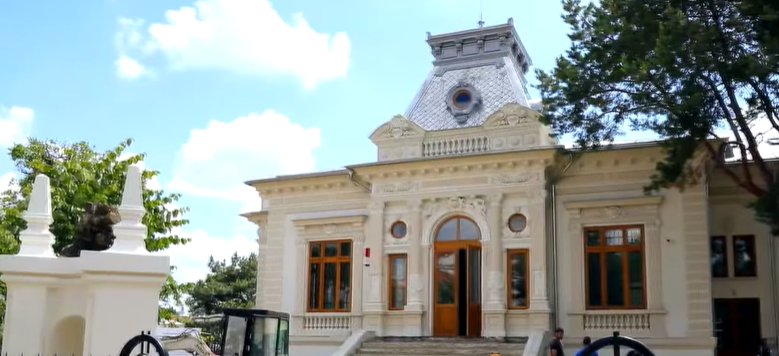 Casa Alaci din Focșani, în pericol de retrocedare după restaurarea din fonduri europene Casa Alaci din Focșani, monument istoric și sediu al Secției de istorie și arheologie a Muzeului Vrancei, riscă să fie retrocedată moștenitorilor, în ciuda faptului că a fost restaurată și modernizată cu peste șase milioane de euro