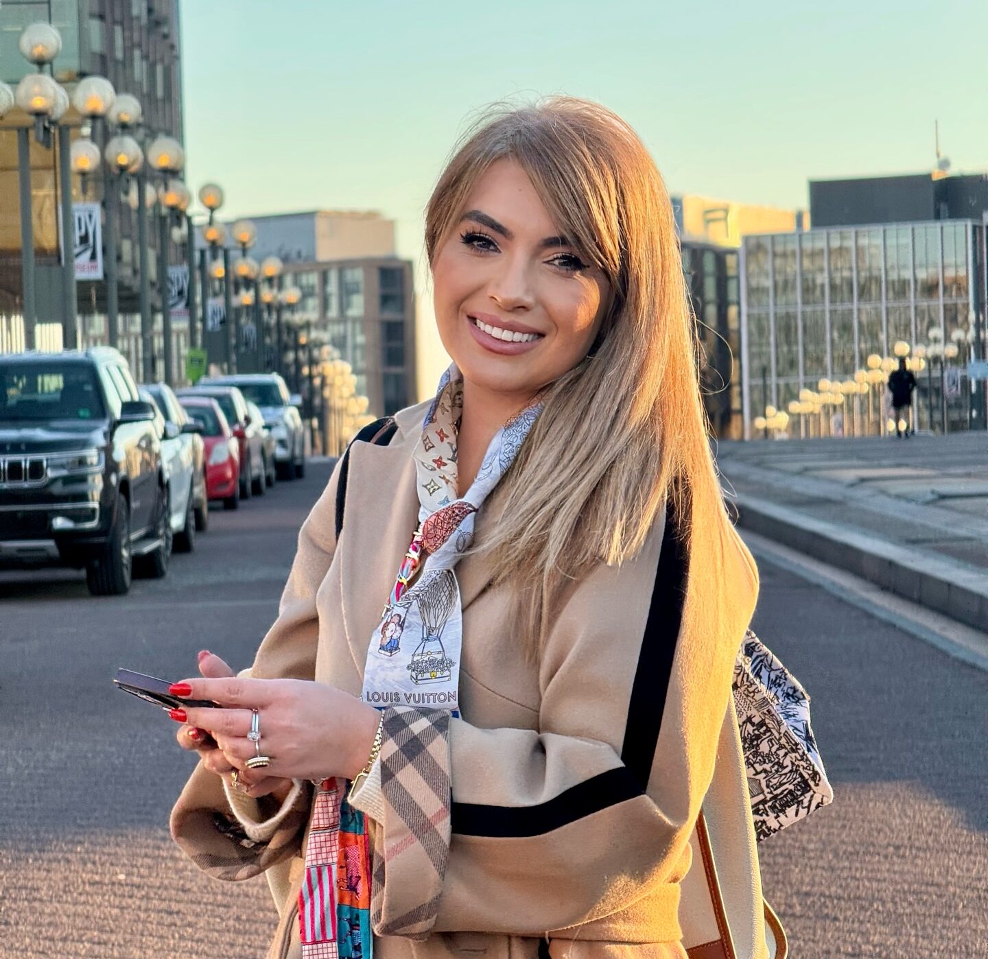 Avocata Silvia Uscov dezminte zvonurile despre o relație cu liderul AUR, George Simion Silvia Uscov, avocată și apropiată a Partidului Alianța pentru Unirea Românilor (AUR), a reacționat public la zvonurile apărute pe rețelele sociale, care sugerează o relație amoroasă cu liderul formațiunii politice, George Simion
