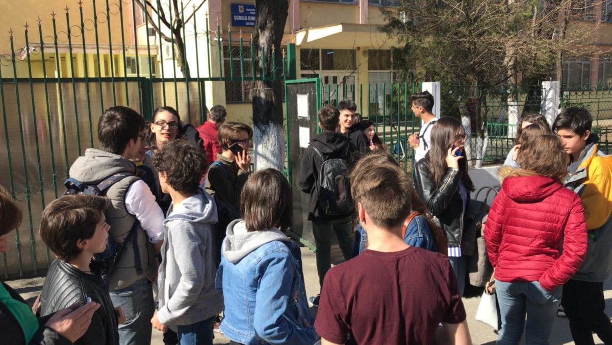 Profesorii amenință cu boicotarea simulărilor la examenele naționale Marius Nistor, președintele Federației Sindicatelor din Educație „Spiru Haret”, a anunțat că, potrivit datelor preliminare obținute în urma unui referendum intern, profesorii intenționează să boicoteze simulările examenelor naționale