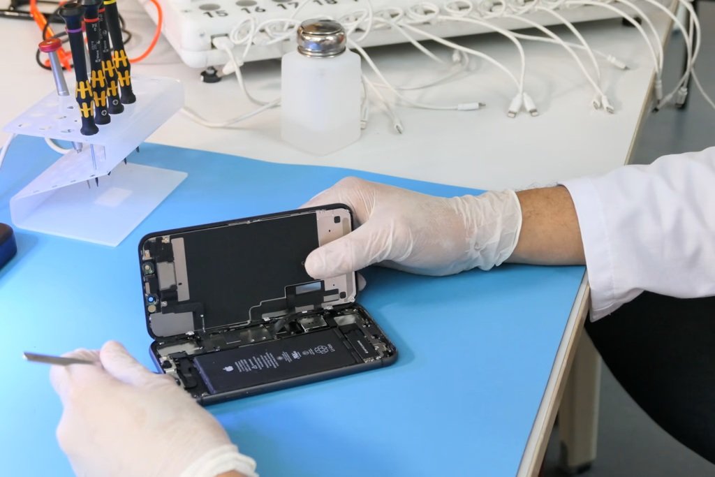 Europenii, tot mai interesați de telefoanele second-hand